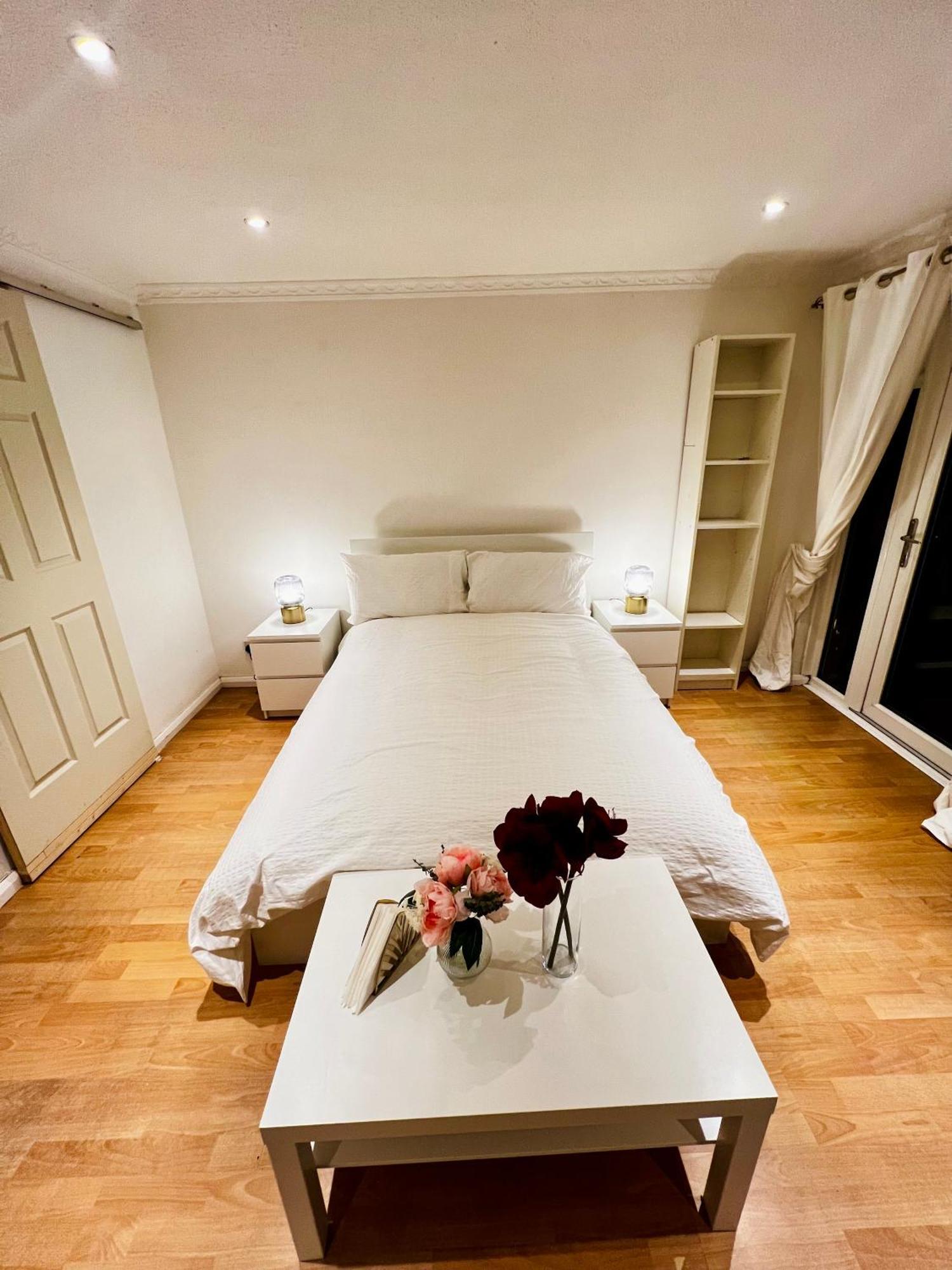 A Calm Stay Near Battersea Reach London Exterior foto