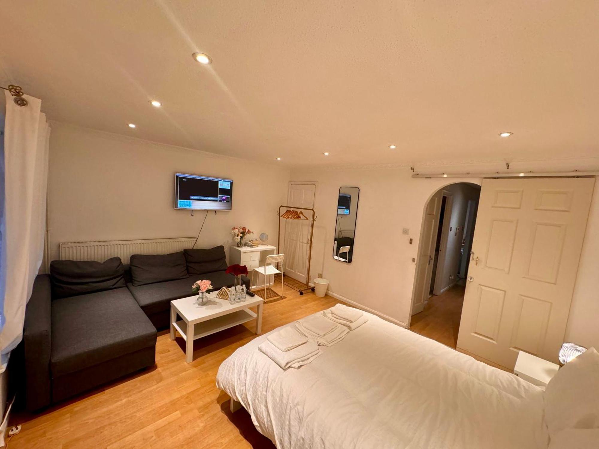 A Calm Stay Near Battersea Reach London Exterior foto