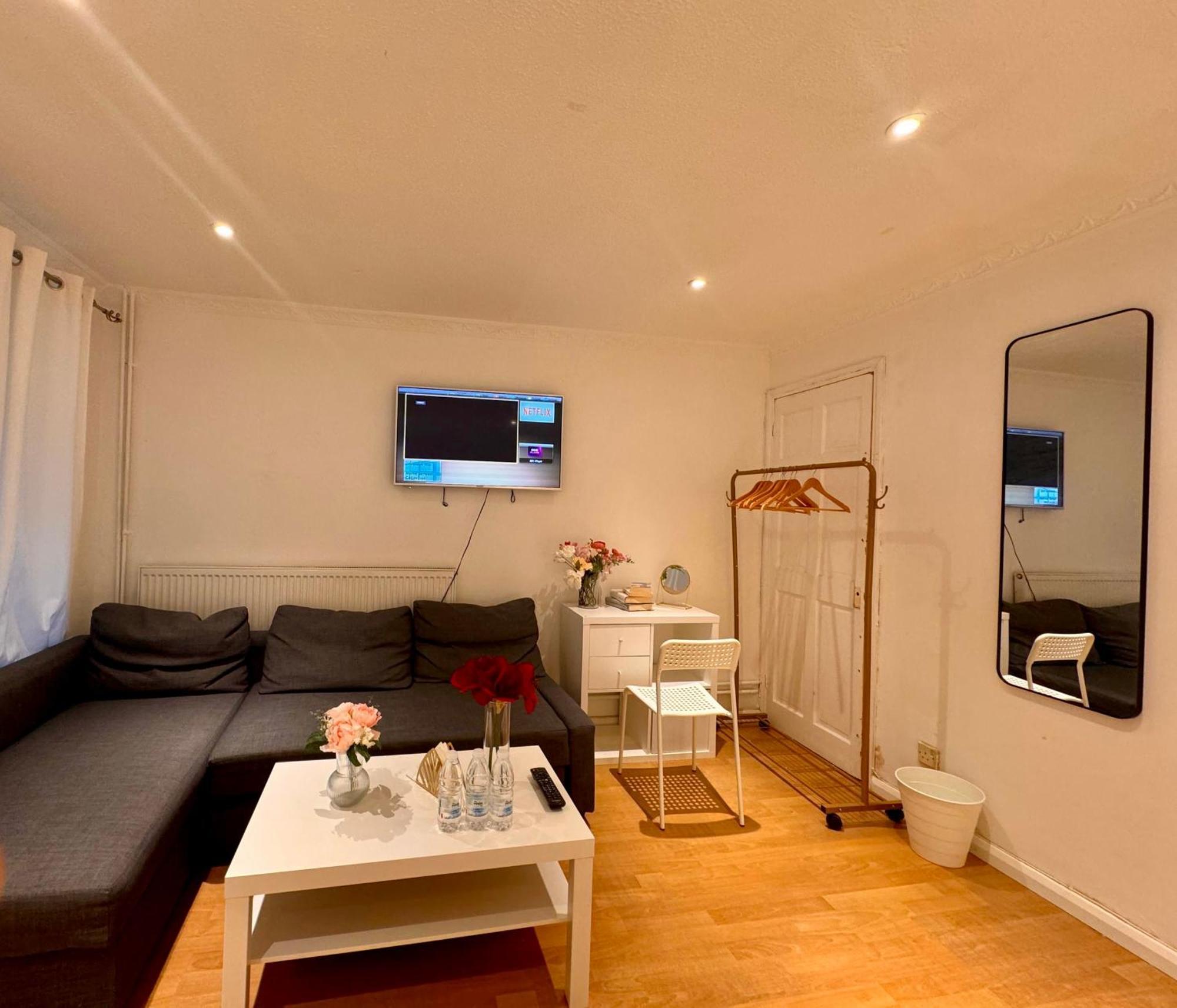 A Calm Stay Near Battersea Reach London Exterior foto